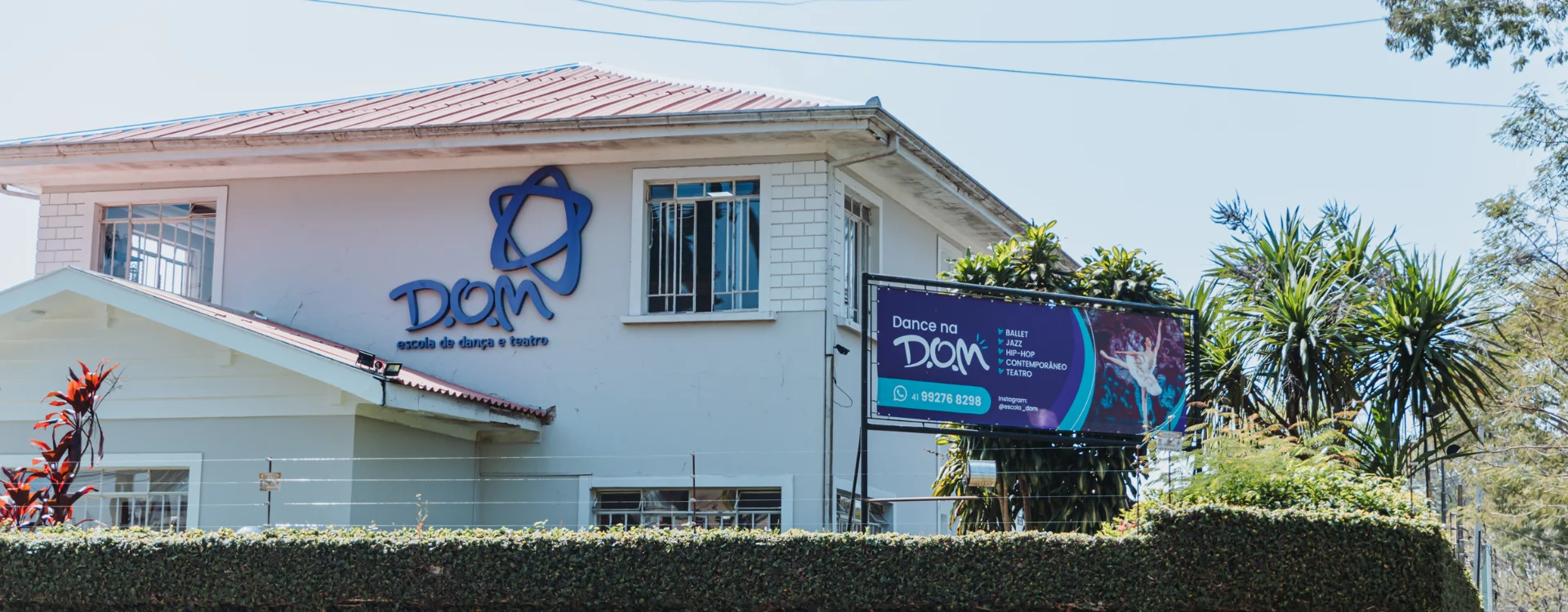 Fachada da Escola DOM no Água Verde, em Curitiba